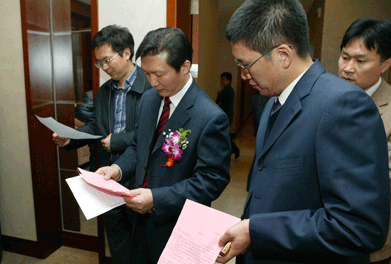 大會(huì)主席團(tuán)推舉產(chǎn)生的監(jiān)票人中國質(zhì)量檢驗(yàn)協(xié)會(huì)秘書長助理張明、總監(jiān)票人國家質(zhì)檢總局質(zhì)量司司長田世宏在仔細(xì)統(tǒng)計(jì)各項(xiàng)投票數(shù)據(jù)